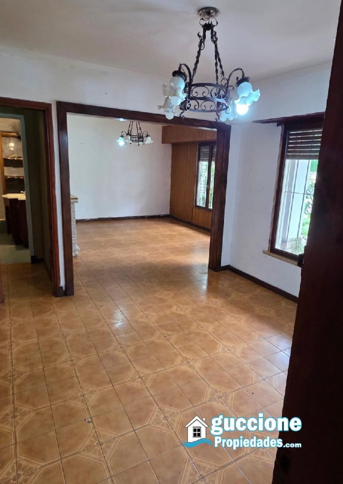 CLASICO CHALET EN BARRIO LAS AVENIDAS 